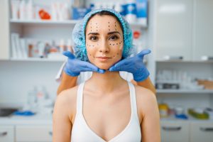 paciente se prepara para os procedimentos da harmonização orofacial