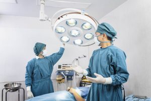 Retrato de dois cirurgiões em pé na sala de cirurgia conceito de cirurgia e emergência odontológica