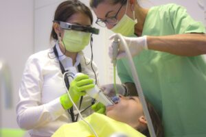 Os scanners intraorais são dispositivos digitais revolucionários que capturam imagens detalhadas da cavidade bucal, criando modelos 3D precisos dos dentes e gengivas.